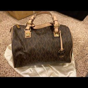 Michael Kors Large Grayson logo sachel bag.